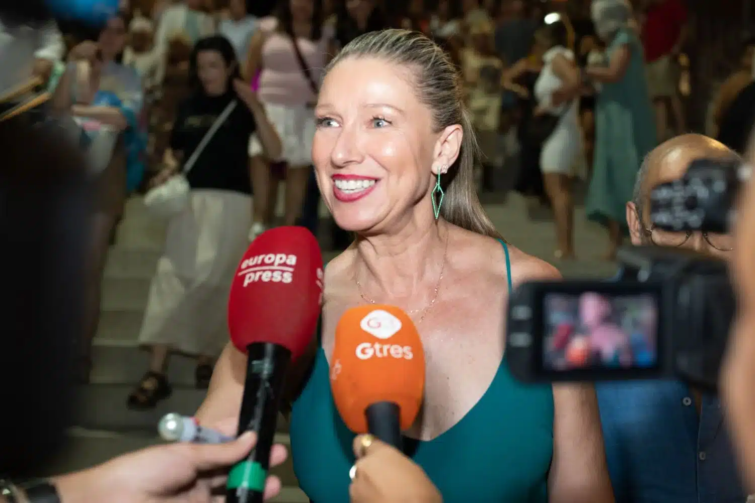 Anne Igartiburu se moja de lo lindo en la batalla del verano