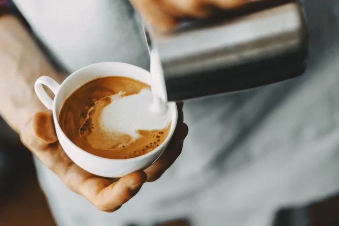 barista making classic cappuccino Merca2.es
