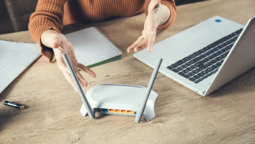 Coloca uno de estos objetos cerca de tu router WiFi y observarás cómo mejora tu conexión a Internet