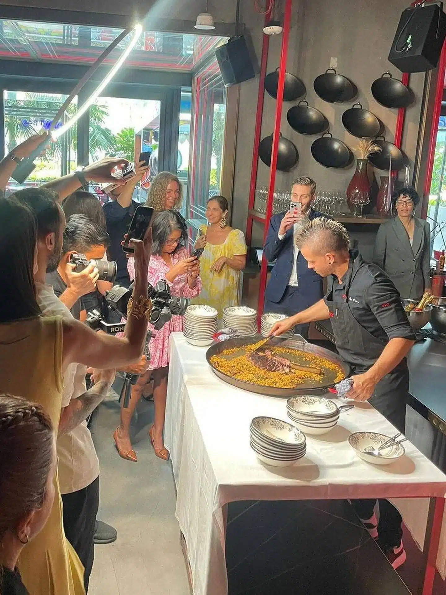 Lo llama poesía, cuando quiere decir paella: Dabiz Muñoz reinventa el plato más español 3 Merca2.es Dabiz Muñoz