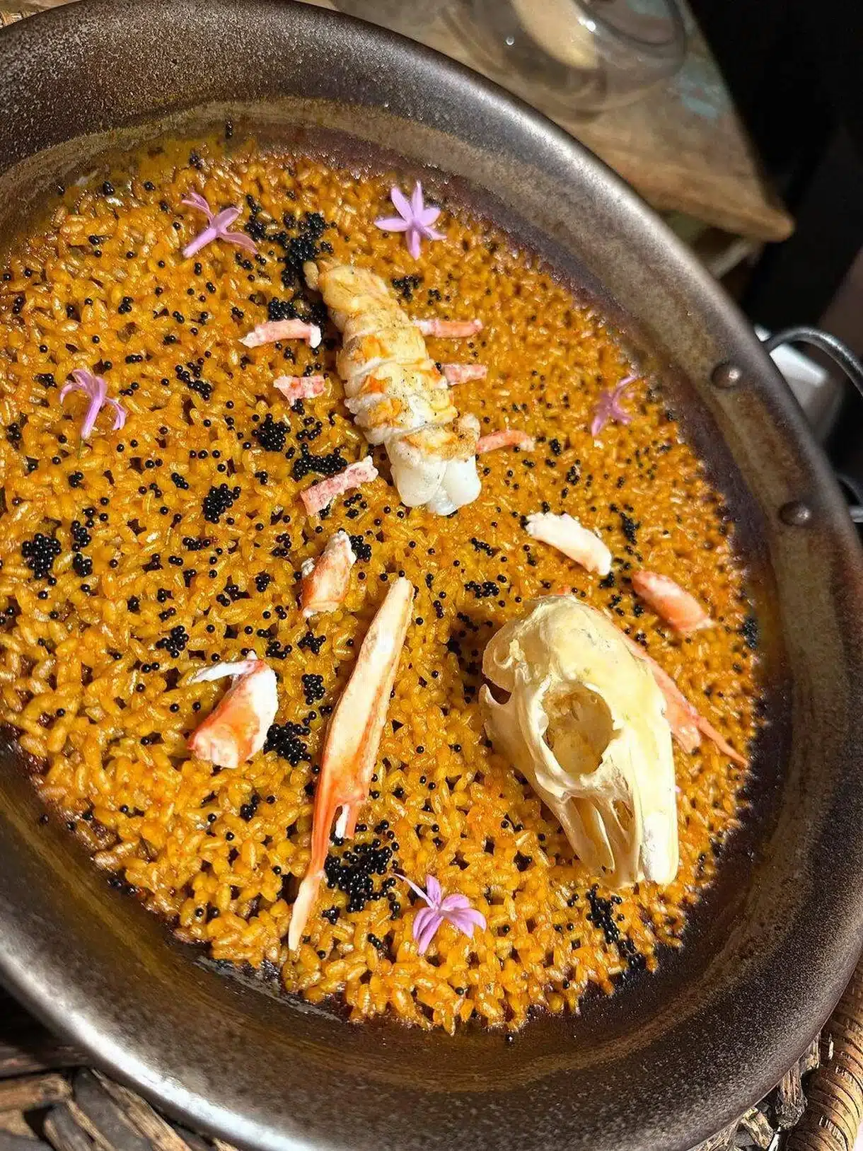 Lo llama poesía, cuando quiere decir paella: Dabiz Muñoz reinventa el plato más español 1 Merca2.es Dabiz Muñoz