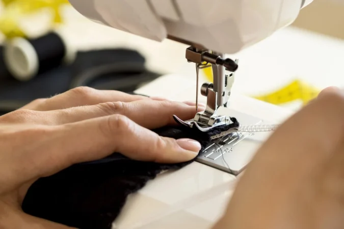 high angle sewing machine being used Merca2.es