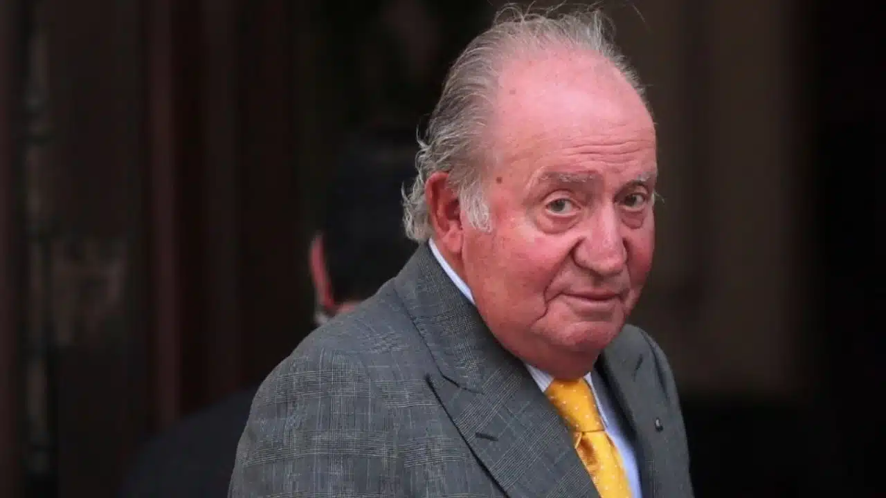 Juan Carlos I y la Infanta Elena se reúnen en secreto en Sanxenxo: Zarzuela en llamas