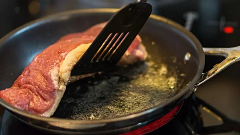 La advertencia de la OCU sobre cocinar carne congelada en la sartén