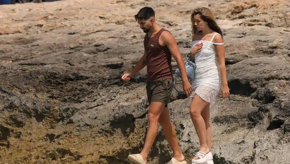 Las sandalias con plataforma de Lola Índigo se ponen de moda en Ibiza 1 Merca2.es lolaindigo Merca2.es