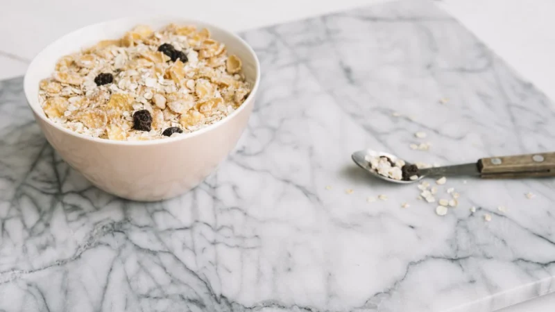 Mercadona tiene el desayuno ideal para empezar el día con energía 31 Merca2.es oatmeal with raisins bowl table Merca2.es