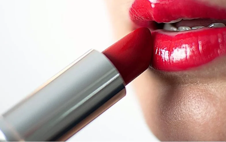 La OCU lanza una alerta sobre labiales con niveles elevados de MOSH