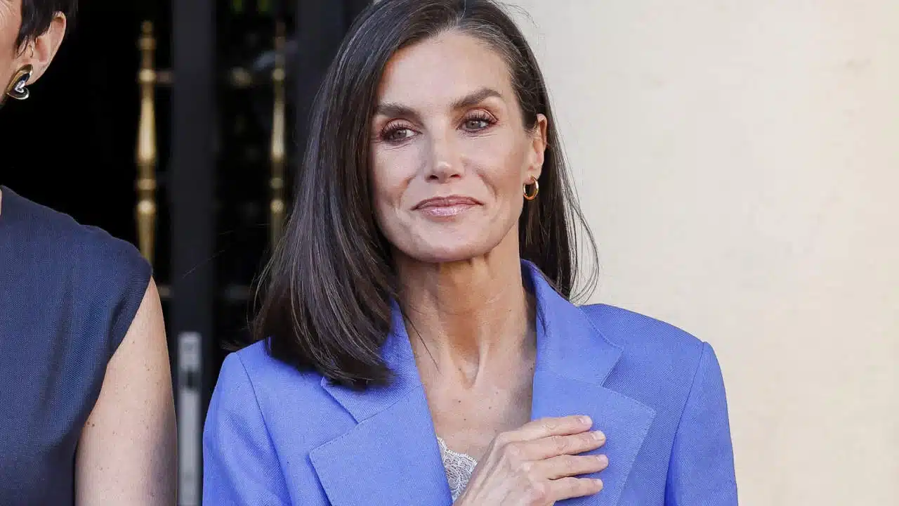 Letizia sigue su gira lejos del rey: se emociona en un colegio 1 Merca2.es Letizia