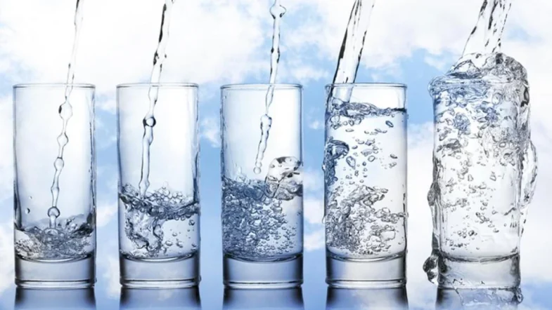 Rompe el mito de los 2 litros de agua: lo que de verdad necesitas beber al día