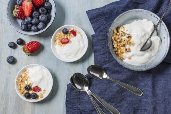 tasty breakfast with yogurt fruits 1 Merca2.es