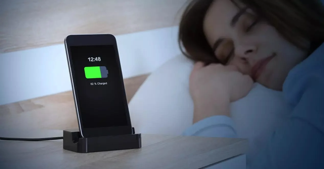 Los motivos por los que no deberías poner a cargar tu teléfono por la noche