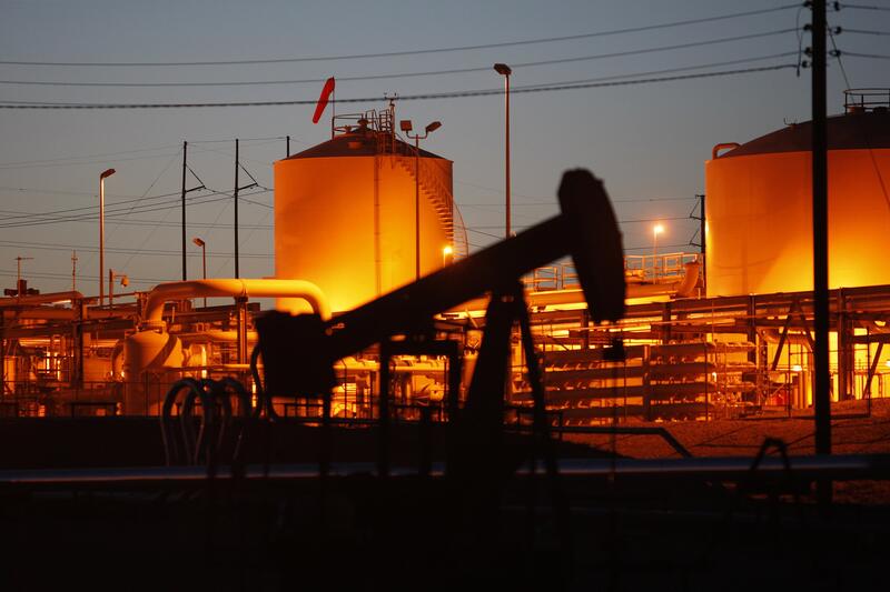 El petróleo se dispara casi un 5% tras el ataque de Irán contra Israel