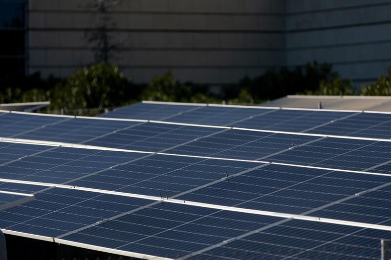 España impulsa la transición energética, pero debe acelerar la reindustrialización, según McKinsey