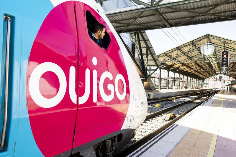 Ouigo cancela alrededor del 50% de sus servicios por el descarrilamiento de un tren en Madrid Chamartín