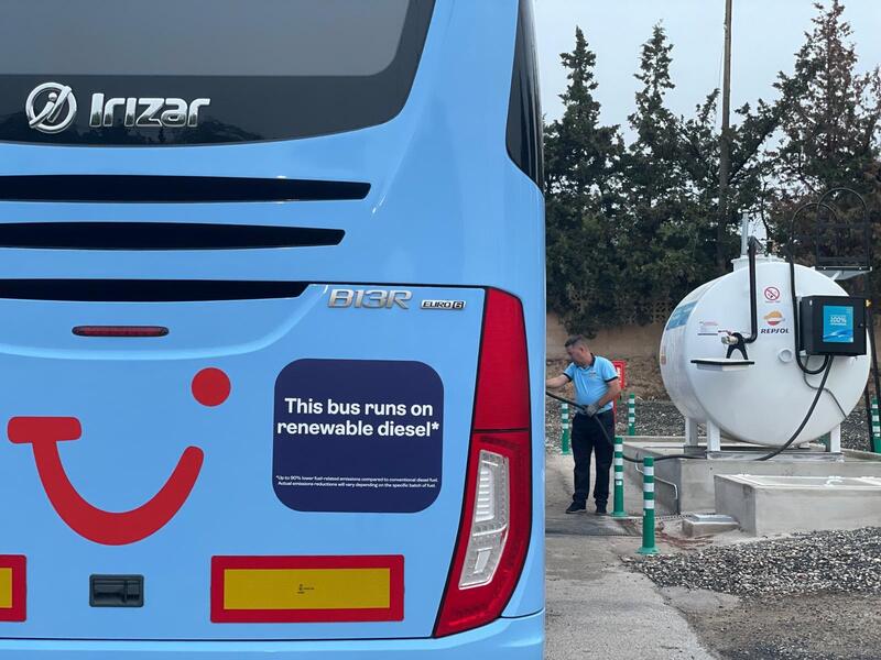 TUI y Repsol innovan en Benidorm con biocombustibles para reducir emisiones en el turismo