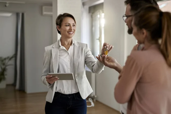 3 empleos bien pagados en espana vendedor inmobiliario Merca2.es