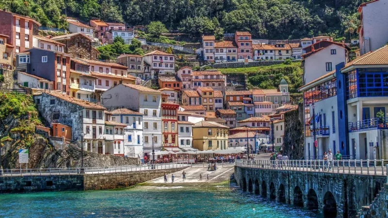 5 escapadas románticas en España que jamás imaginaste para sorprender a tu pareja 22 Merca2.es Cudillero, otro de los pueblos bonitos para disfrutar el amor