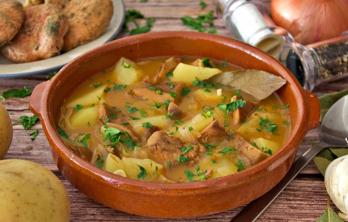 Así se hace el reconstituyente guiso de temporada: patatas con níscalos