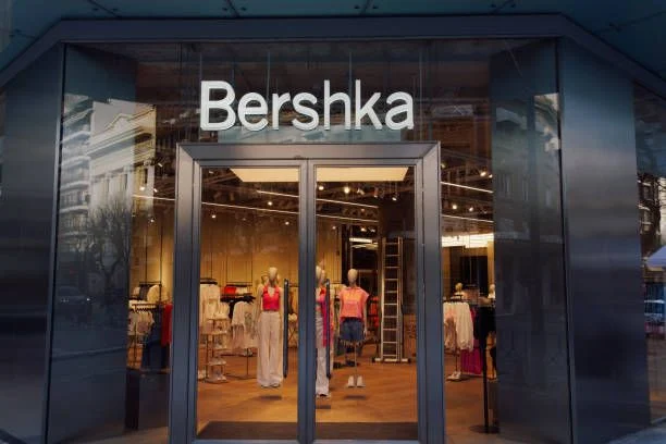 Bershka lanza una línea de camisetas que marcan el estilo urbano más actual