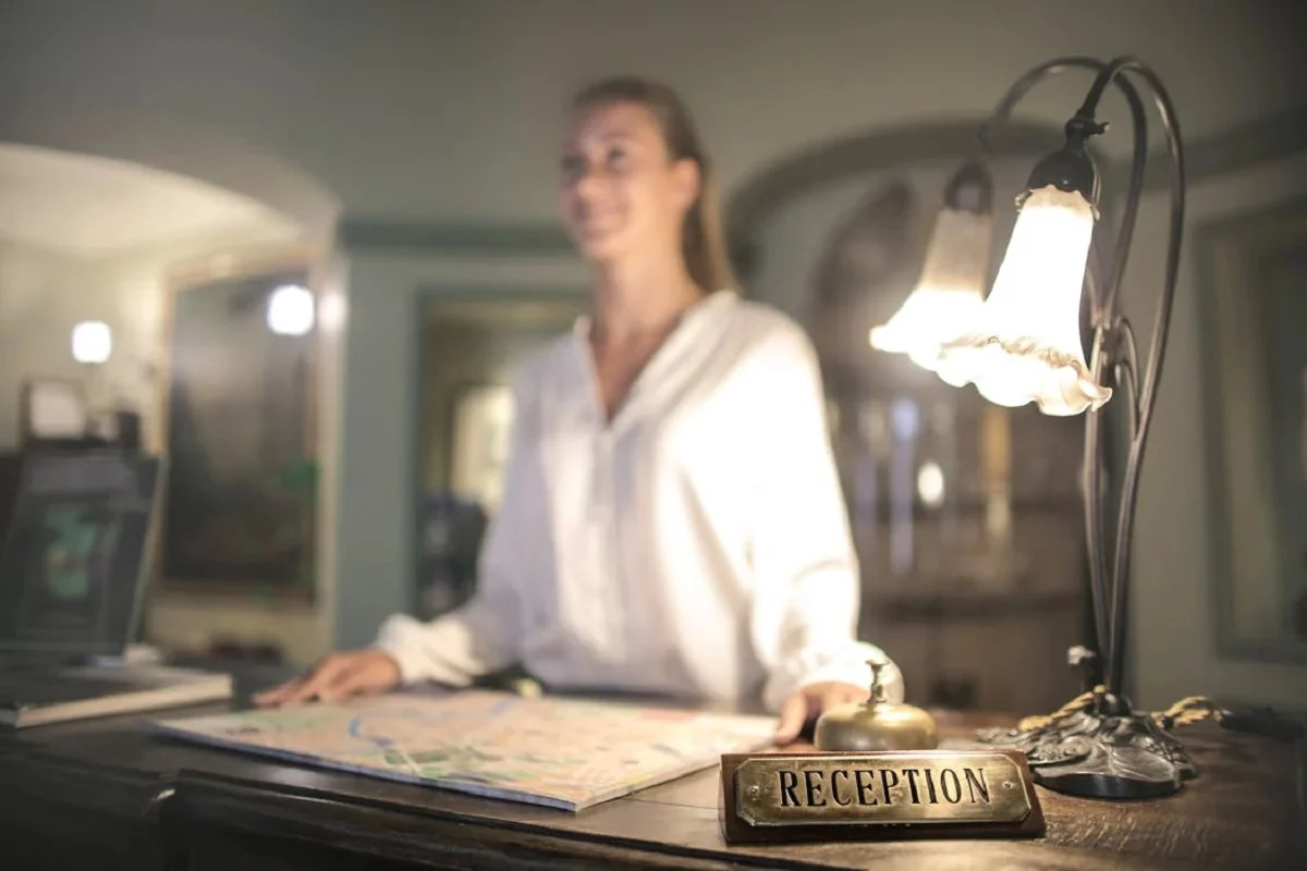 Cómo la cultura empresarial influye en la experiencia del huésped en la industria hotelera
