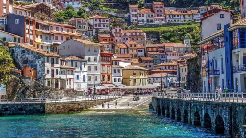 Las mejores escapadas de pueblos de España para este otoño 7 Merca2.es Conoce el pintoresco y colorido pueblo de Cudillero en la costa asturiana
