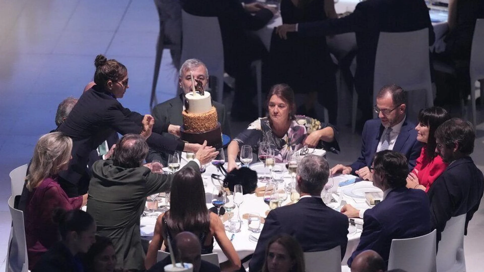 Desvelan el porqué del manotazo del rey a Letizia y no le deja en muy lugar a ella