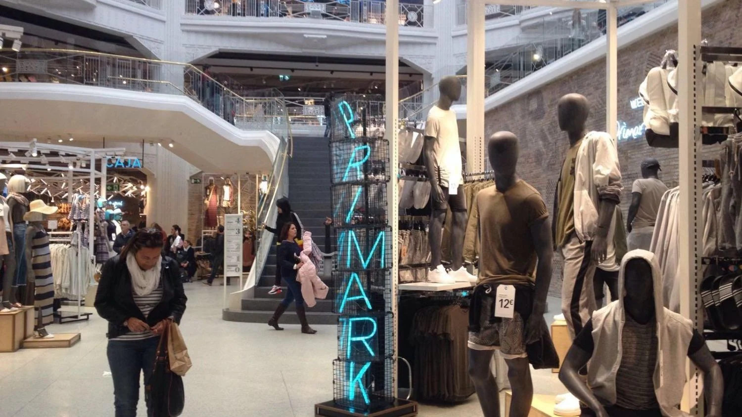 El abrigo tipo parka de Primark que te salva del frío sin renunciar al estilo