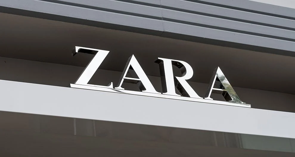 Esta chaqueta blazer corta de Zara, tu aliada para looks de oficina o cenas informales