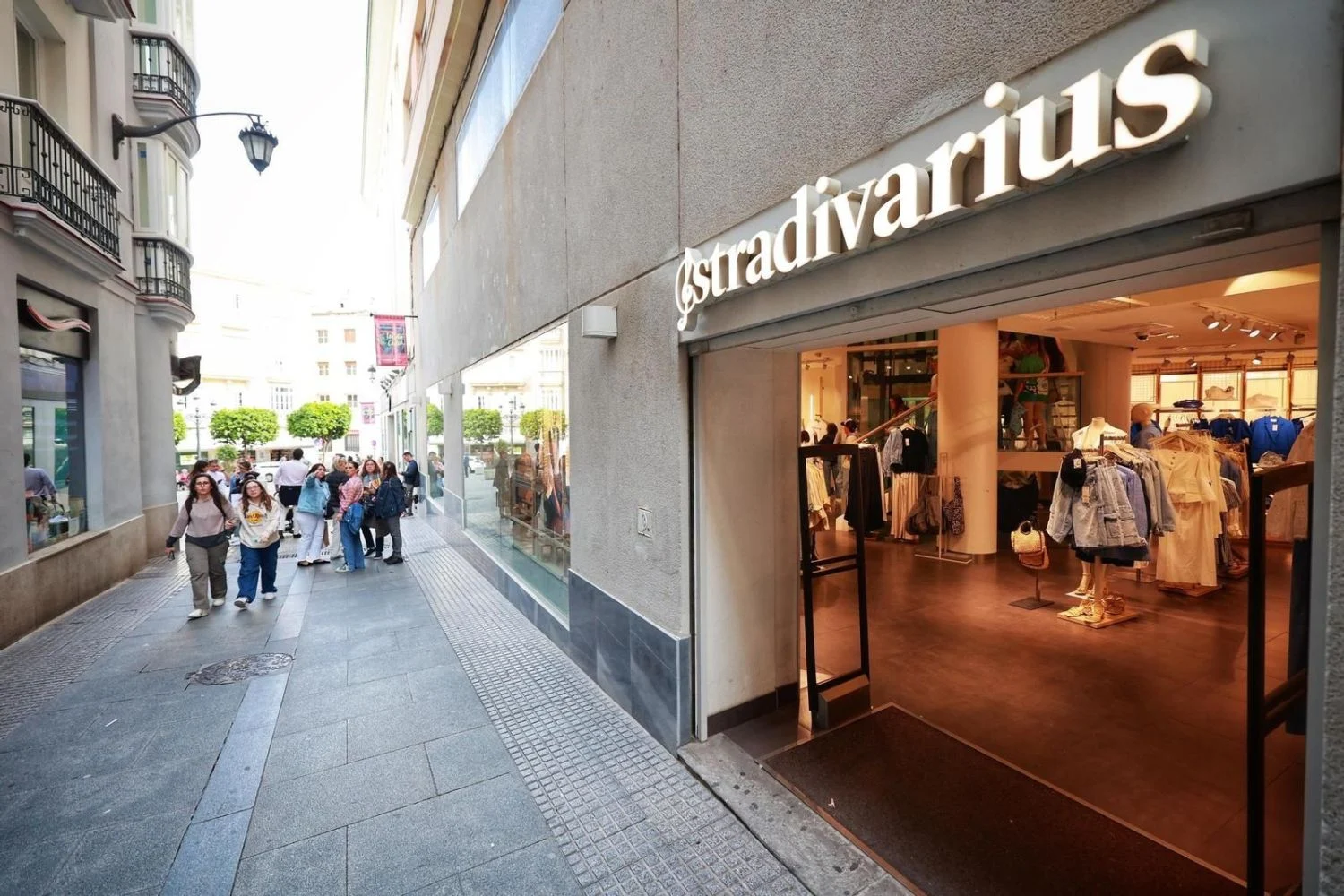 Esta cazadora oversize de Stradivarius es la definición de una buena compra