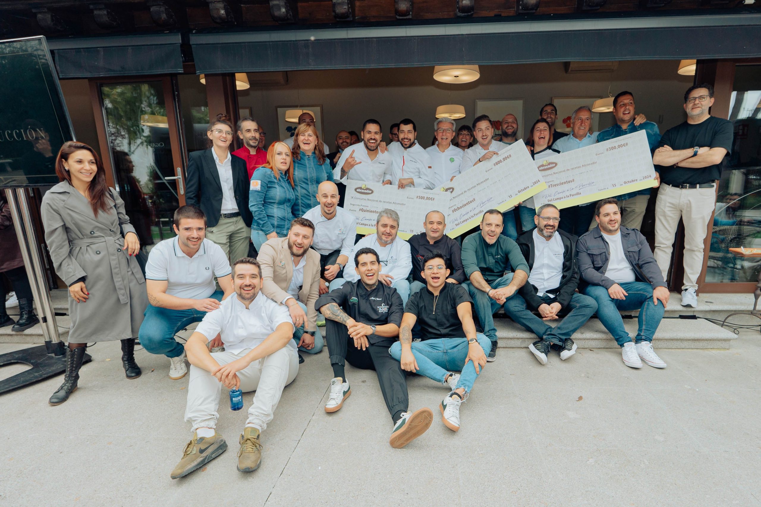 Foto grupal de los 11 finalistas con el jurado scaled Merca2.es