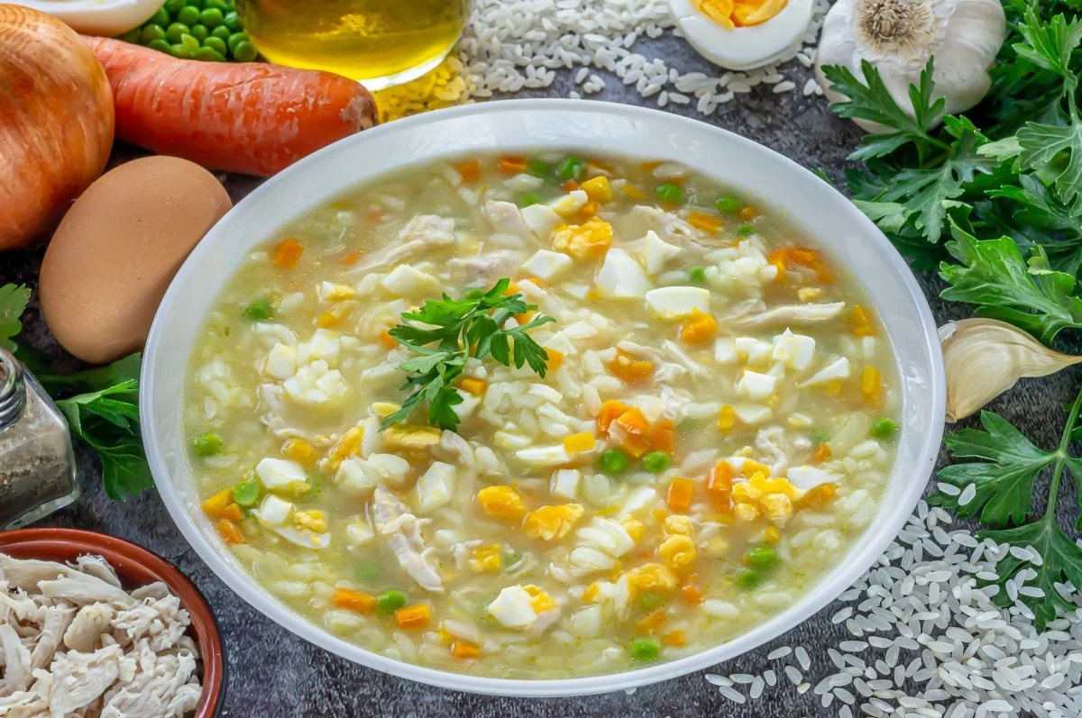 Olvídate del frío con esta sopa de fideos de arroz con verduras, setas y huevo