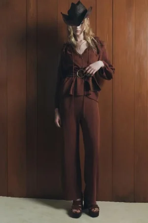 PANTALÓN RECTO PUNTO LISO Y BLUSA PUNTO VOLANTES