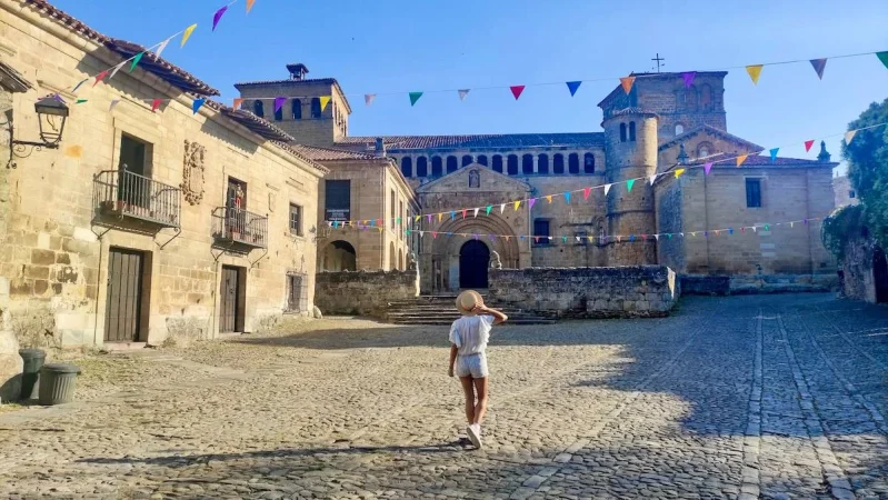 5 escapadas románticas en España que jamás imaginaste para sorprender a tu pareja 21 Merca2.es Santillana del Mar, uno de los destinos poco conocidos en España
