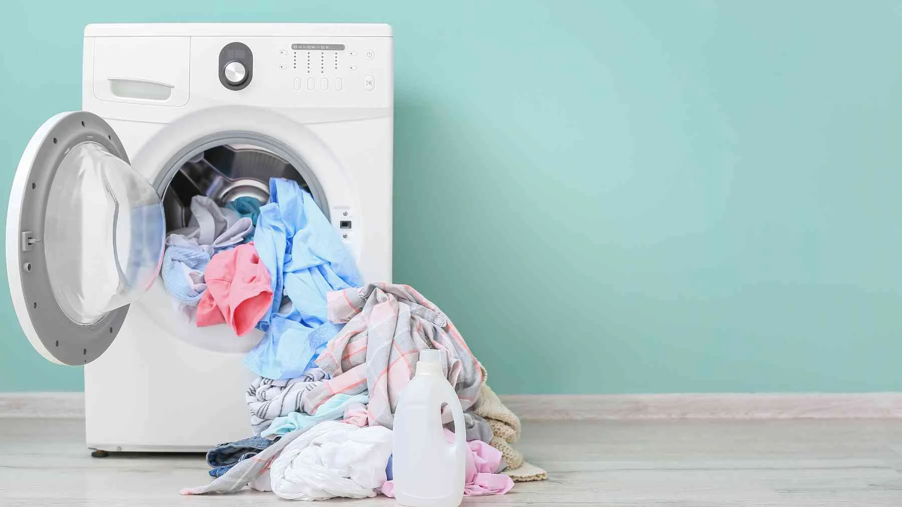 ¿Se te ha quedado rosa toda la ropa tras poner la colada? Con este truco recuperará su blanco inicial