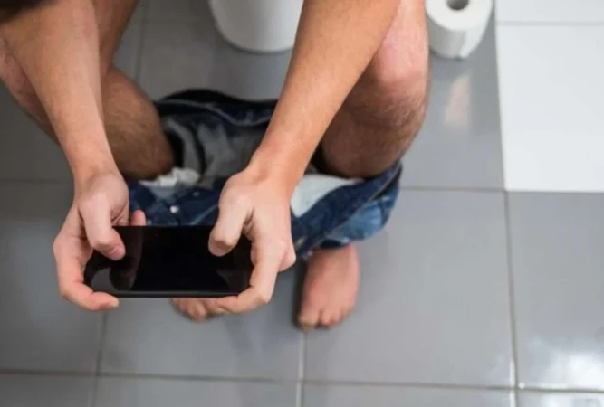 Utilizar un teléfono Android o iOS en el baño puede provocar graves problemas de salud 16 Merca2.es Android baño