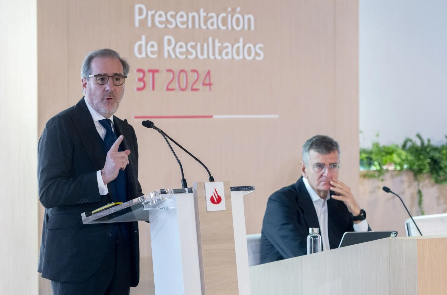 Banco Santander ‘renueva’ su apuesta por los ganchos para lograr clientes pese a los tipos
