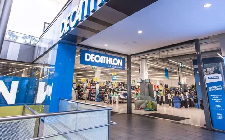Decathlon tiene el chubasquero perfecto para las mujeres que odian salir con paraguas 1 Merca2.es Decathlon lluvias