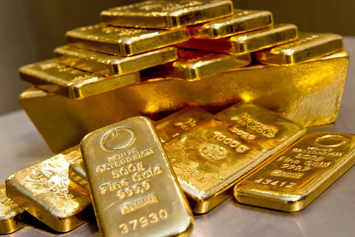 El oro alcanza un récord histórico al subir un 0,8% y superar los 2.700 dólares