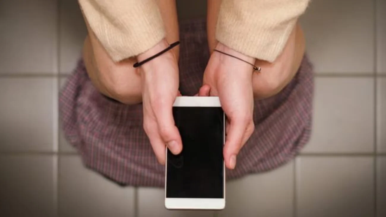 Utilizar un teléfono Android o iOS en el baño puede provocar graves problemas de salud