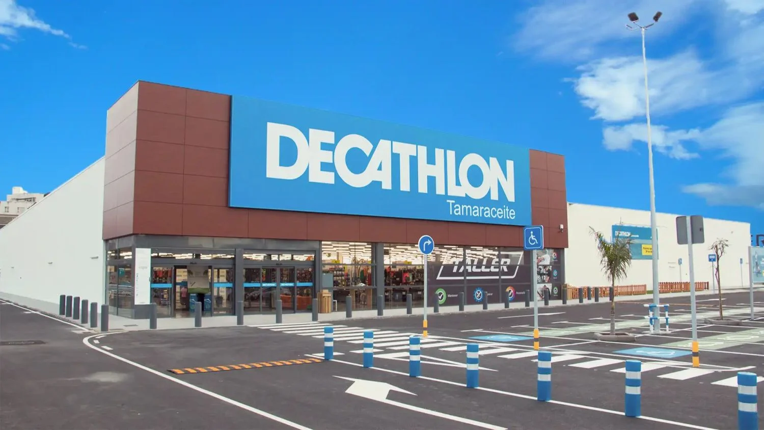 Decathlon tiene el chubasquero perfecto para las mujeres que odian salir con paraguas