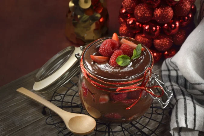 mousse de chocolate con salsa de frutas tropicales 4 Merca2.es