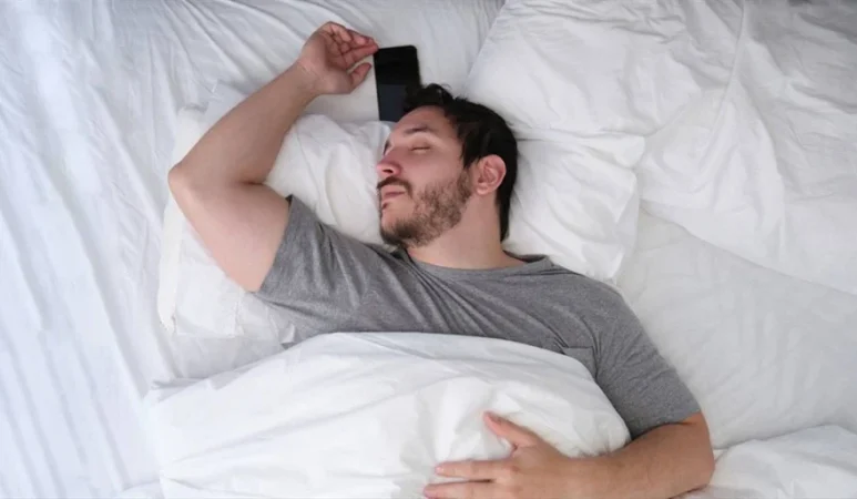 El riesgo oculto detrás de dejar el móvil encima de la cama: los expertos recomiendan evitarlo 1 Merca2.es Móvil cama