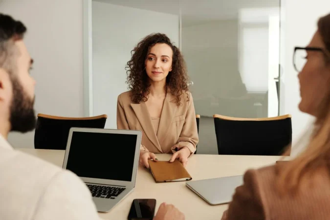 Las frases claves que la IA recomienda para conseguir un empleo