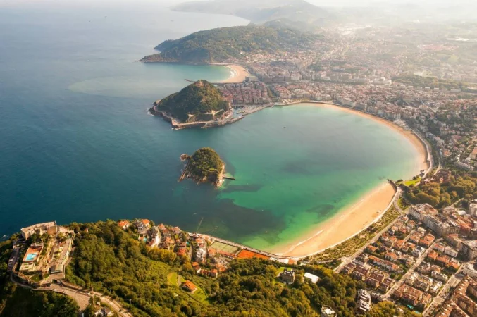 5 escapadas románticas en España que jamás imaginaste para sorprender a tu pareja 20 Merca2.es San Sebastián, el tesoro de los enamorados en España
