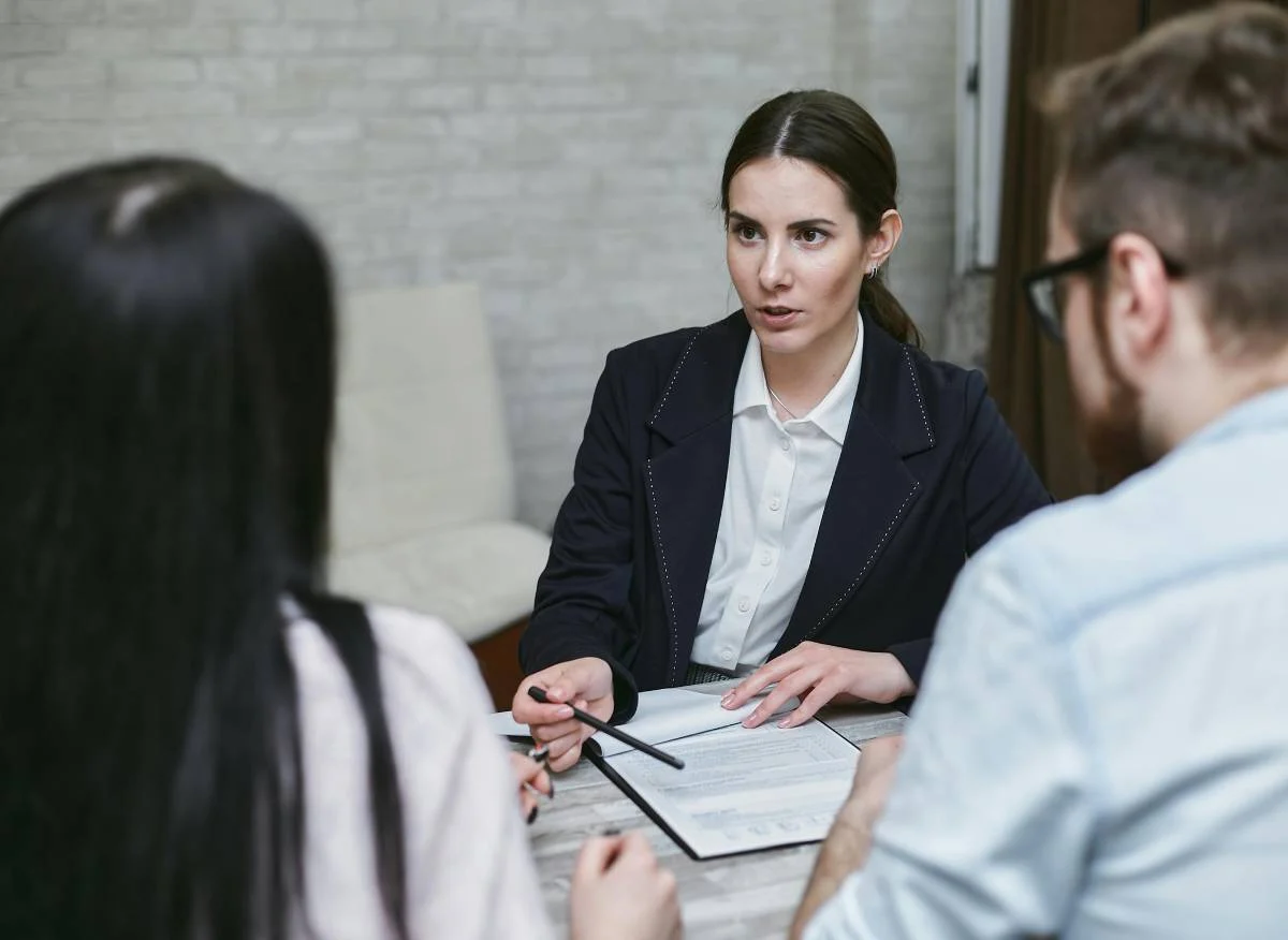 Consigue el empleo de tus sueños: las 3 frases que debes decir en una entrevista, según la IA
