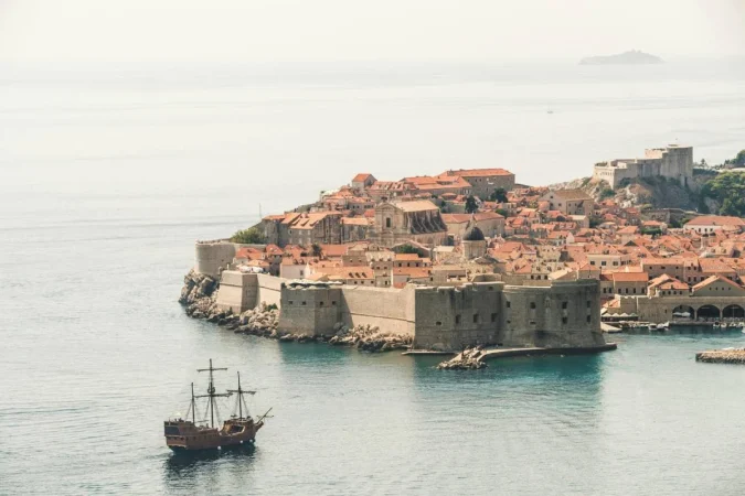 El megaproyecto de 350 millones que te transporta a los reinos de Juego de Tronos eliminando dos fronteras 82 Merca2.es Gracias al megaproyecto millonario: Dubrovnik el paraíso de los fanáticos de Juego de Tronos