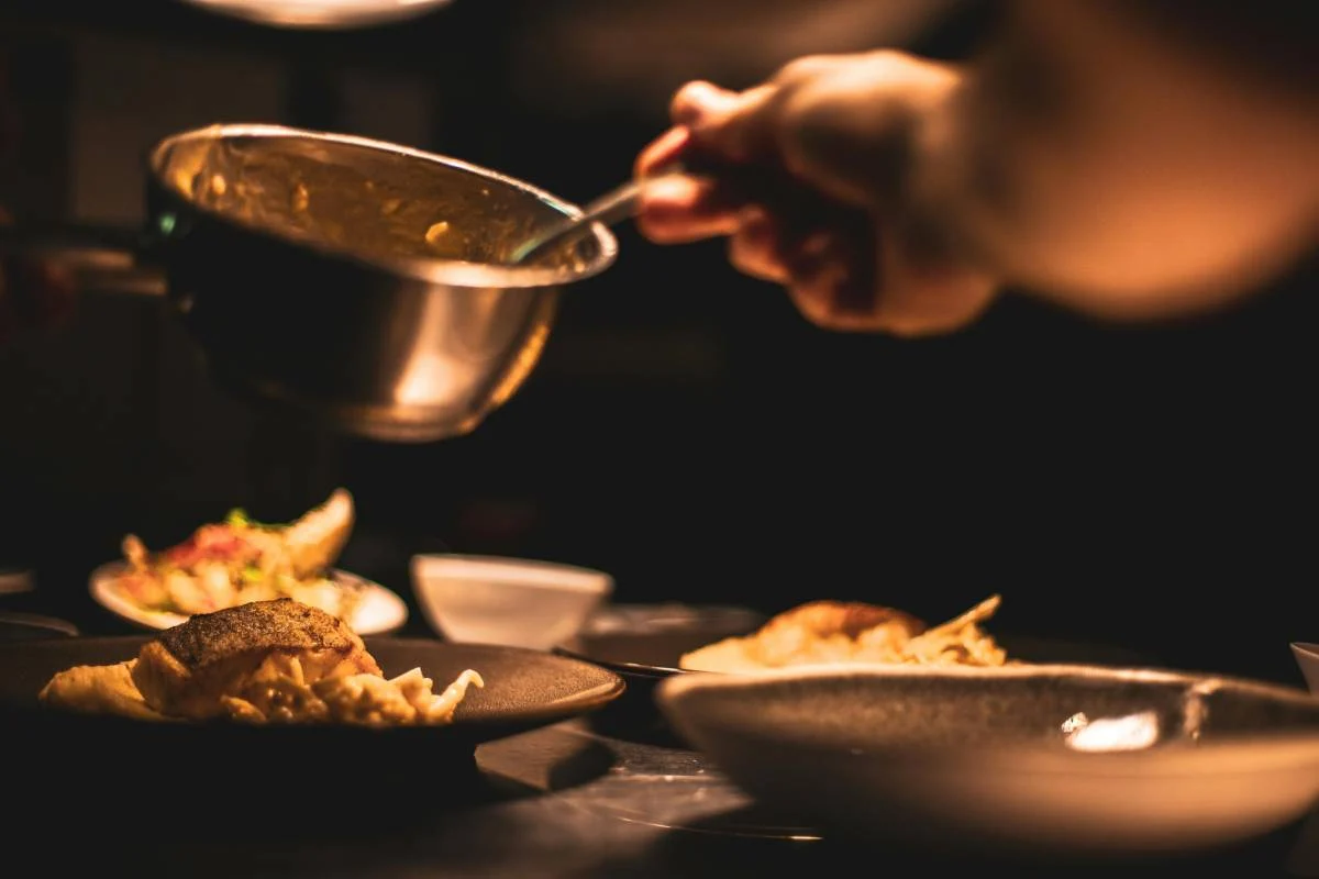Un chef desvela el secreto de los restaurantes para que su comida sea más sabrosa que la de casa