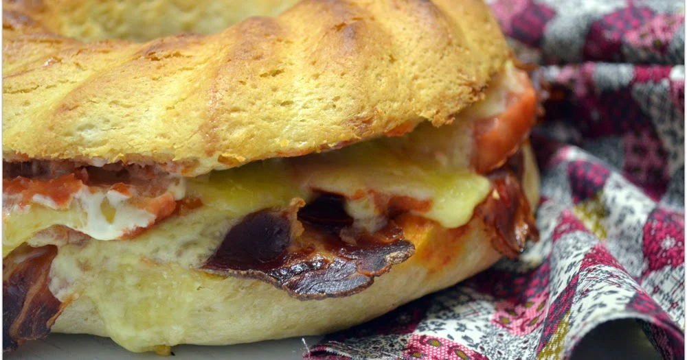 Así se cocina una deliciosa rosca rellena de jamón y tomate en minutos con la Thermomix