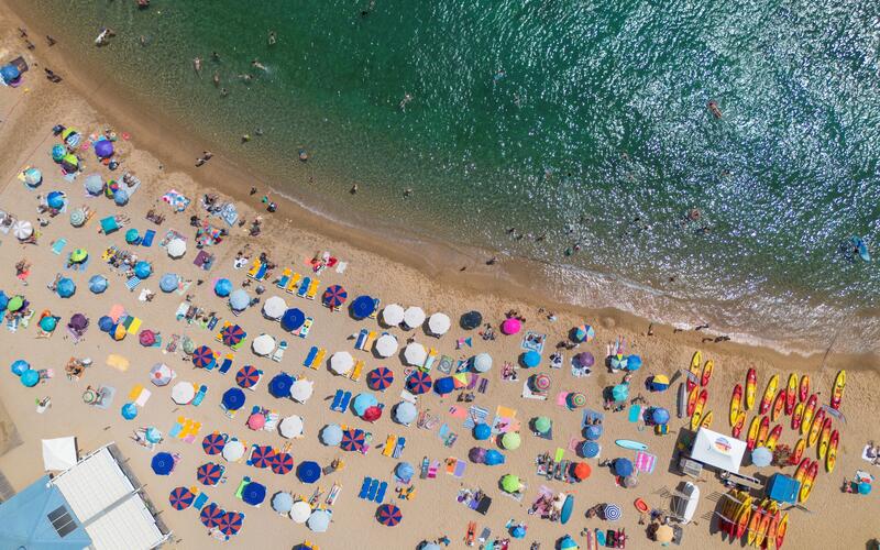 España firma un verano histórico en datos de turistas y gasto