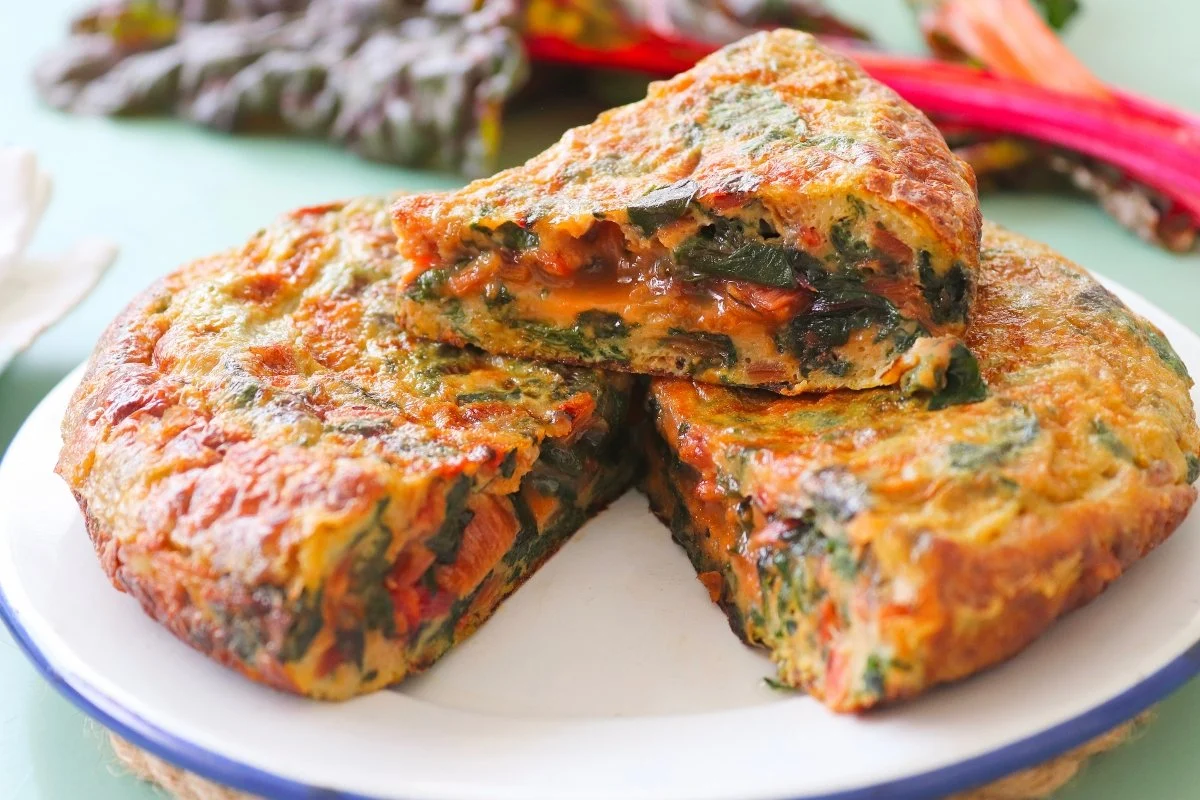 Aprende a preparar una tortilla de acelga y zanahoria que está igual de rica que la de patatas
